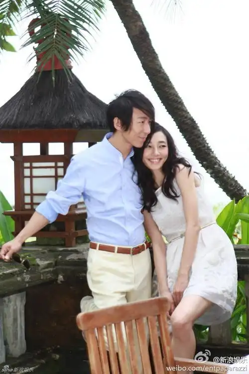 新浪娱乐:【#陈羽凡怒斥婚变传闻#  白百何安慰老公】昨日有网友发现