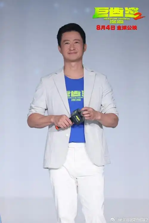 吴京表示在《巨齿鲨2》里讲中文是现场发挥,因为在什么情境下中国人会