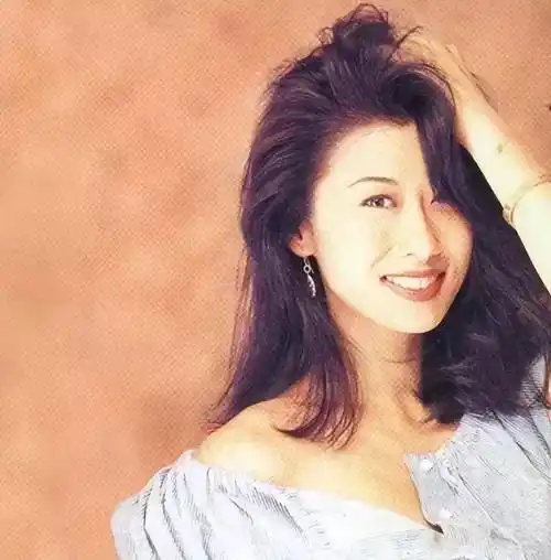 同年,叶倩文被徐克导演选中出演了电影《上海之夜》,并演唱了该影片的