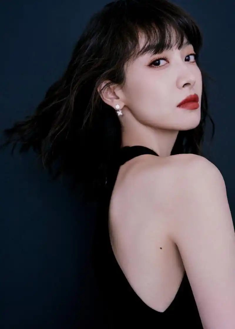 宋茜# 一袭黑色连衣裙,白皙水嫩的肌肤,婀娜多姿的身材.