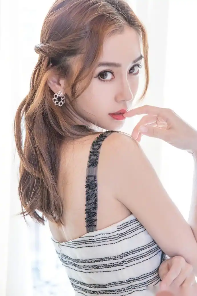 穿上美美裙子的angelababy今天也是小仙女,白底横纹连