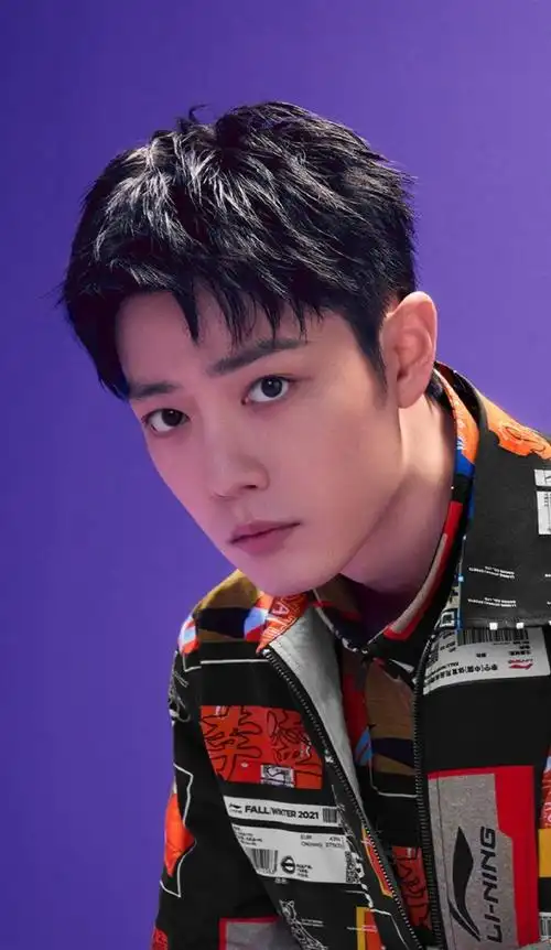 肖战最新大片96运动潮流,眼神超a的帅气战#肖战#@x玖少年团肖战day