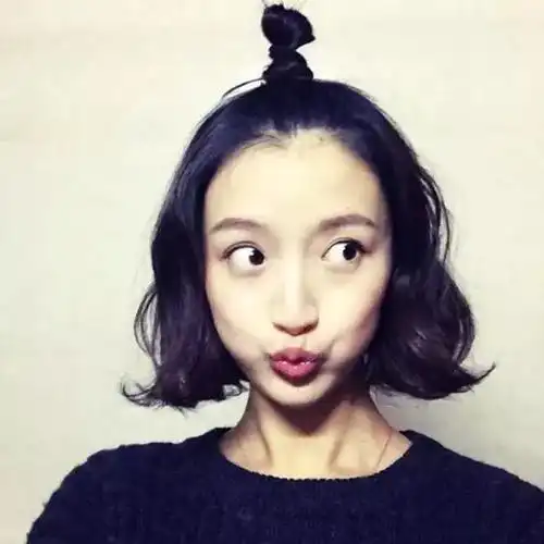 短发不知道怎么打理的宝宝,可以在发顶扎一个简单的小丸子,俏皮又可爱
