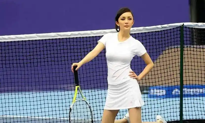 杨幂贴身白t打网球 一弯腰现性感好身材_上围_网友_穿着