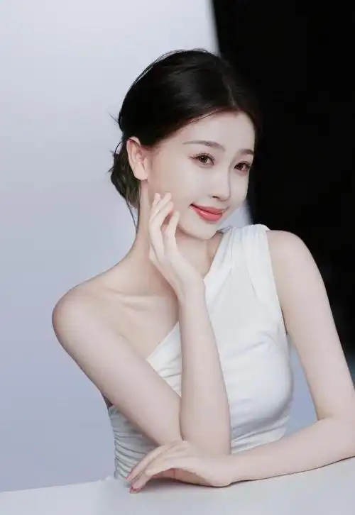 纯白美感虞书欣拍摄美照