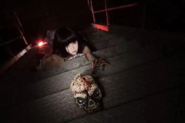 妹妹背着洋娃娃图片恐怖片 姐姐和妹妹以及娃娃的鬼故事(2)-走红网