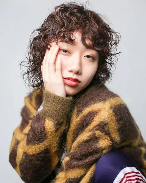 短发烫了也时尚,小卷更是很百搭,减龄不老气