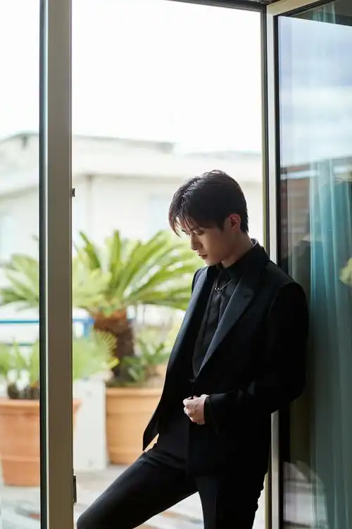 易烊千玺法国行程造型图 黑色西装造型帅气十足!_高清图集_新浪网