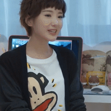 美女眨眼歪头可爱微笑gif动图_动态图_表情包下载_soogif