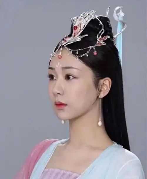 杨紫《沉香如屑》片场收工路透流出,与定妆照差距大,引网友热议