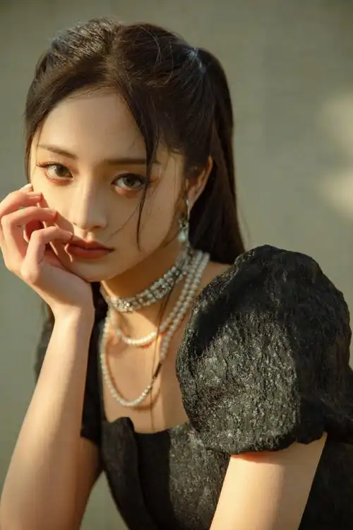 周洁琼暗黑少女风造型绝美动人黑裙珍珠美如画长发灵动妩媚