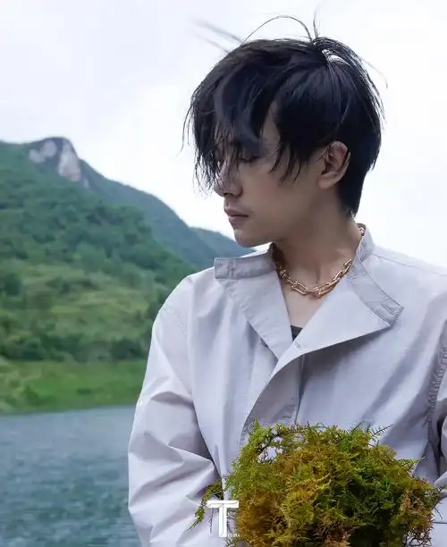 易烊千玺t六月刊封面