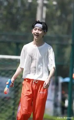 时代少年团马嘉祺的腹肌,锁骨和腿,每一处都是心动狙击