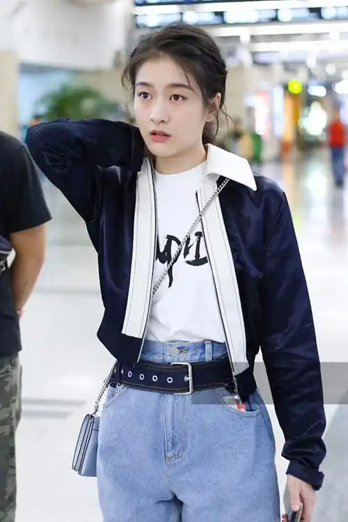 新《泡沫之夏》女主张雪迎现身机场 穿夹克配牛仔短裤帅气秀长腿_网易