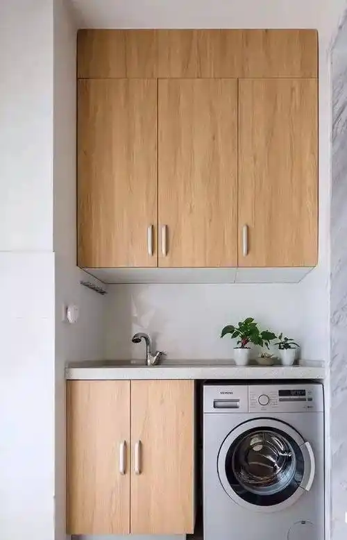 小户型的阳台虽然空间有限,但通过巧妙布局,洗衣机,洗手台和吊柜得以