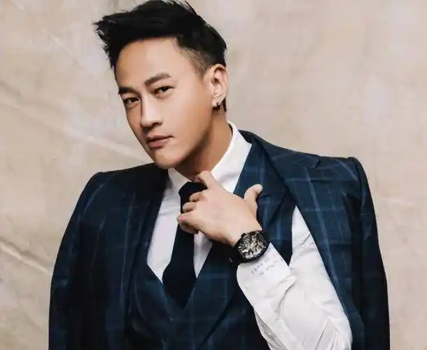 原创何润东带妻子出游浑身肌肉快比山壮推两千块婴儿车让狗坐