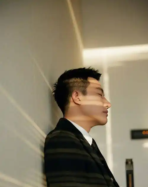 黄轩黑白造型,低调有实力,西装套装尽显帅气优雅!_活动_品牌_短发