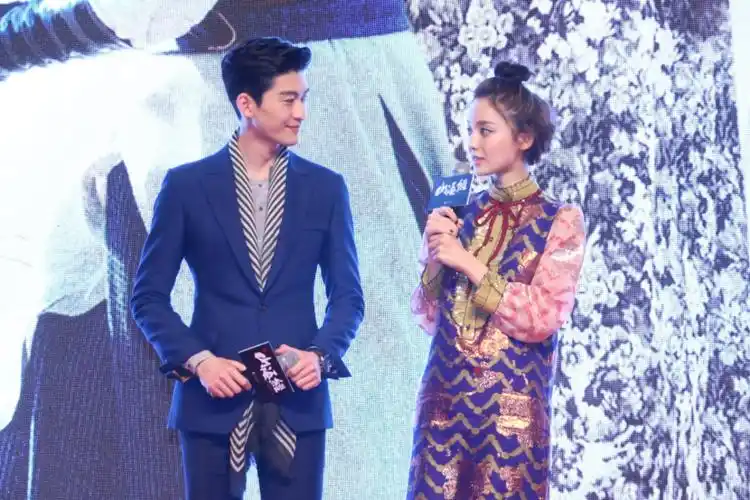 郑爽生日会与张翰隔空同框如今二人又将芒果台跨年合体