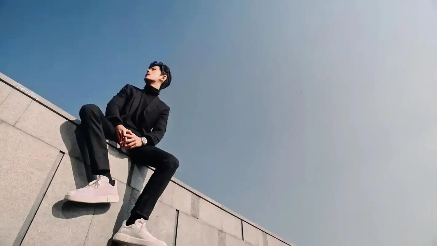 满屏的腿…精致的轮廓,气质到极点#抖音热门 #肖战 #你是凭 - 抖音