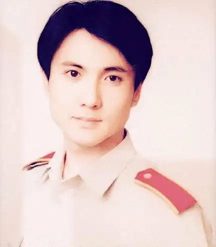 最近,有几张沈腾年轻时的照片在网上流传,大家这才发现,原来曾经的