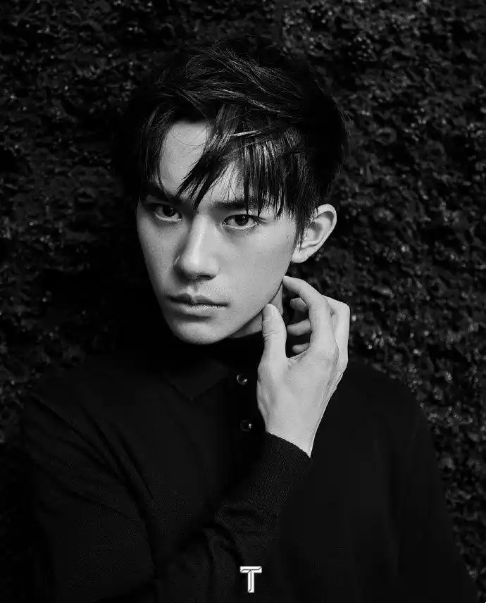 易烊千玺最新大片曝光五官深邃展现成熟魅力