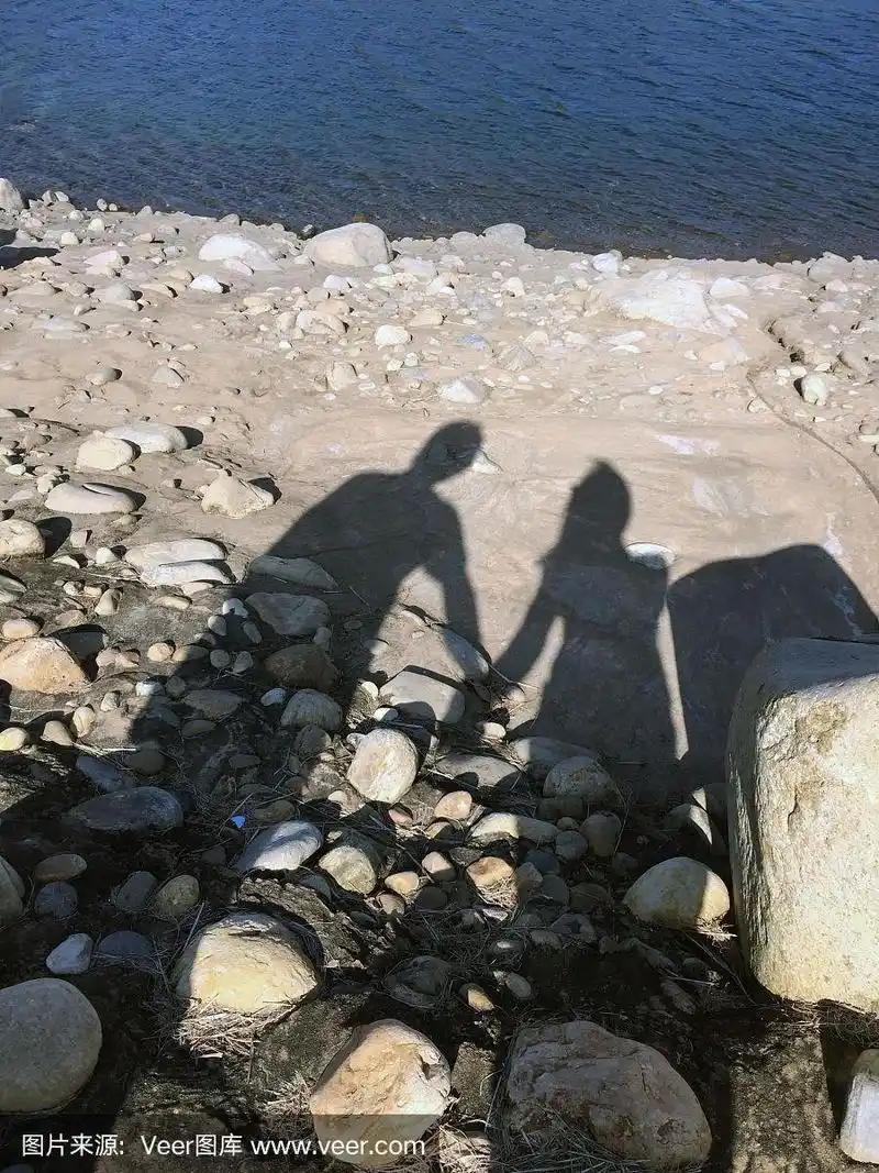 在阴影中牵手的夫妇