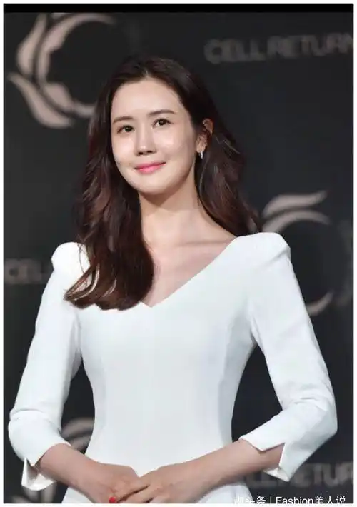 原创35岁李多海现身穿简约小白裙搭微卷长发气质优雅女神范