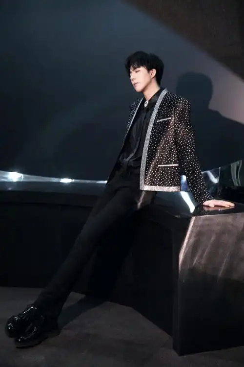 刘宇宁一身满天星西装搭配简洁优雅