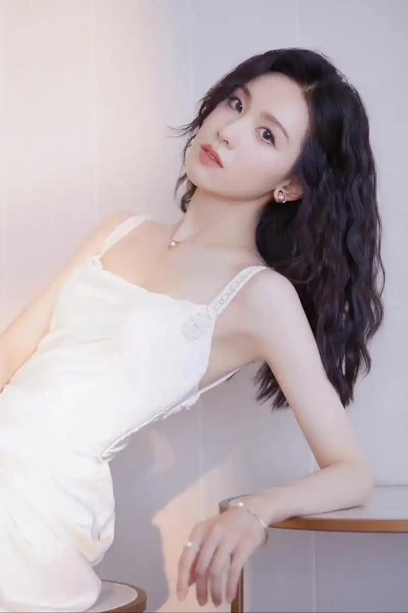 陈都灵一身白色吊带长裙亮相某品牌发布会现 - 抖音