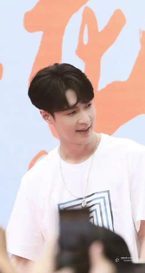 张艺兴吃的甜粽##张艺兴挑战包辣条馅粽