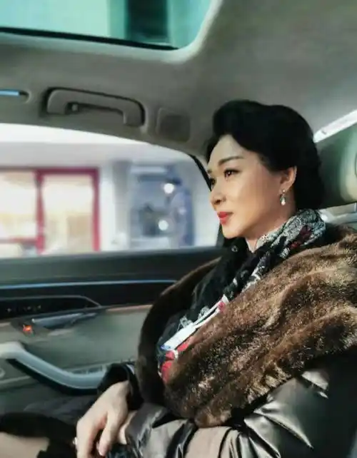 原创53岁金星近照曝光皱纹明显脖子吓人华丽装扮难掩苍老