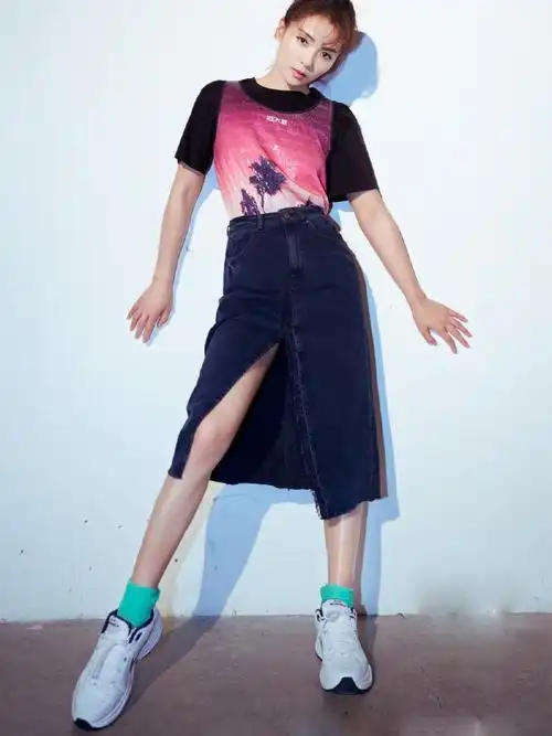 刘涛又美了,亮片t恤搭配半身裙,这气质绝了!__财经头条