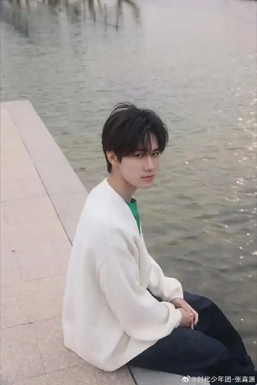 张真源镜头下的春天##张真源白色针织毛衣