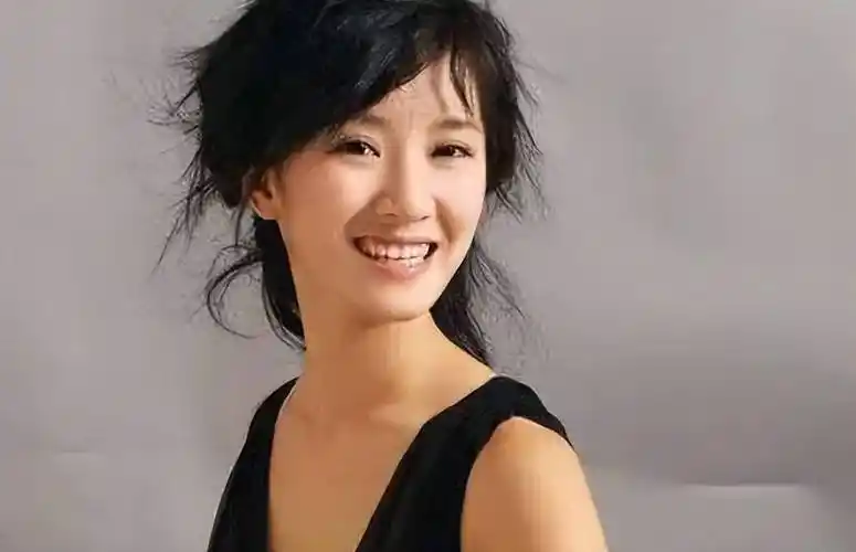 2017年35岁的陈格结婚,并于婚后生下了一儿一女,如今的陈道明和杜宪