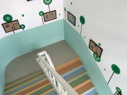 让照片记录我们的成长—绍兴市稽山幼儿园楼梯墙壁装饰评比剪影