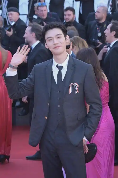 戛纳红毯第四天:又被佟丽娅美到,龚俊王室贵族范,石头姐好性感|秦昊|