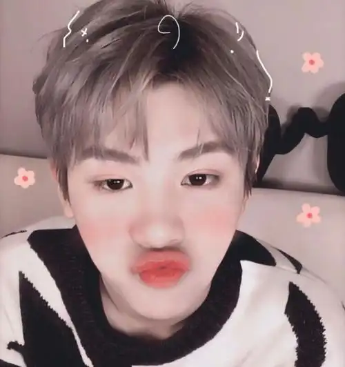 黄明昊褪去八层滤镜中分素颜撞脸欧弟确定是选秀出道爱豆