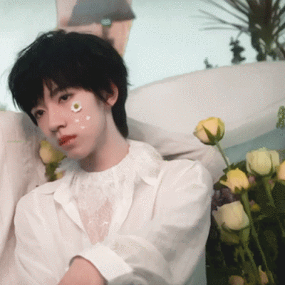 时代少年团是由马嘉祺,丁程鑫,宋亚轩,刘耀文,张真源,严浩翔,贺峻霖七