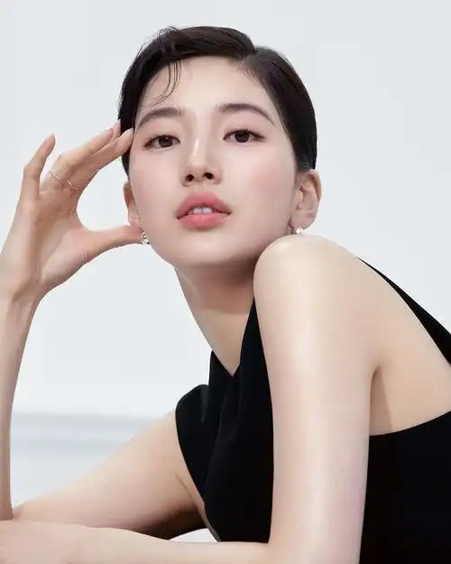 白皙肌肤俊俏美貌28岁的韩国女星裴秀智成熟女性的完美魅力