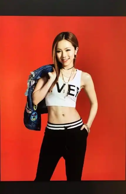 邓紫棋秀马甲线(来源:视觉中国)