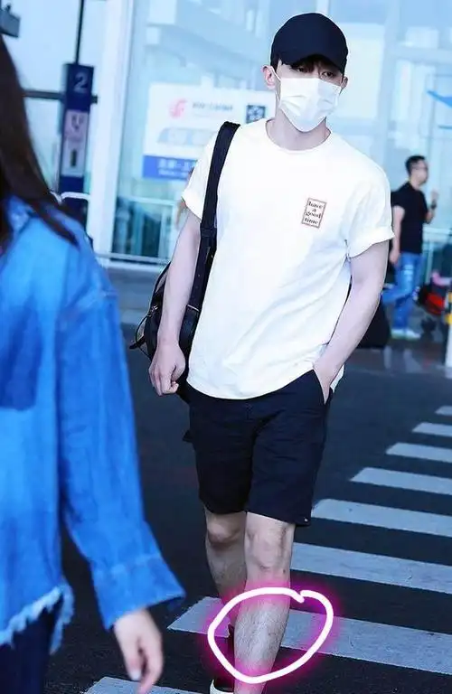 从邓伦腿上的汗毛就能看出, 与杨紫灵修时是本人, 根本没用替身