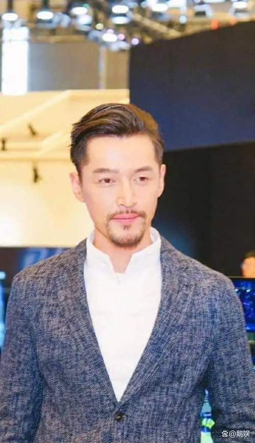 29日凌晨,胡歌忽然发了这样一段话,并附带一张颓废的自拍,胡子拉碴,神