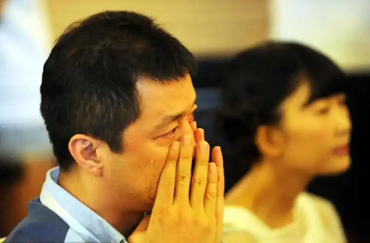 热搜欠债4000万李亚鹏直播突然痛哭吃了一周外卖