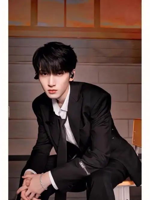 严浩翔拽酷的皮囊下是数不尽的温柔