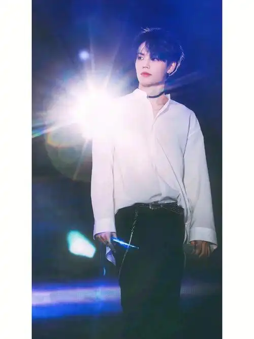 林彦俊白色衬衣舞台绝美壁纸993