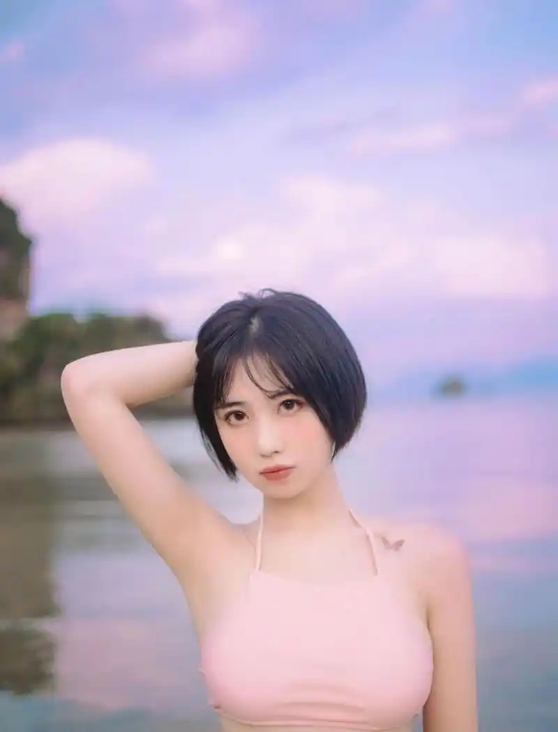 漂亮短发女孩,粉色比基尼户外海边,唯美摄影写真