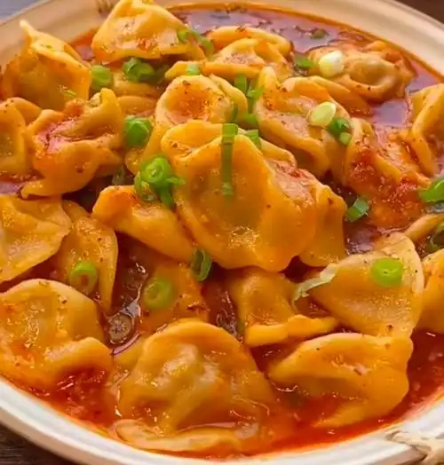 番茄红汤水饺的做法如下:食材准备:芝麻,辣椒面,蒜末,白糖,盐,生抽