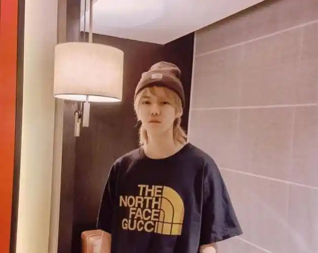 鹿晗尝试新造型,染了一头长金发,戴帽子出门被误认成关晓彤_都会_样子