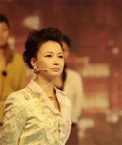 每个行业都有自己的发展历程,这一点主持人也不能例外,现在她已经是五