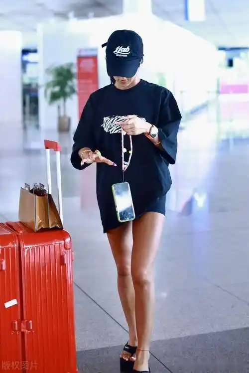 吉克隽逸现身北京机场,身穿t恤短裤简约低调